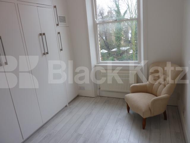 			CAMDEN SQUARE!!, 2 Bedroom, 1 bath, 1 reception Flat			 South Villas, CAMDEN SQUARE